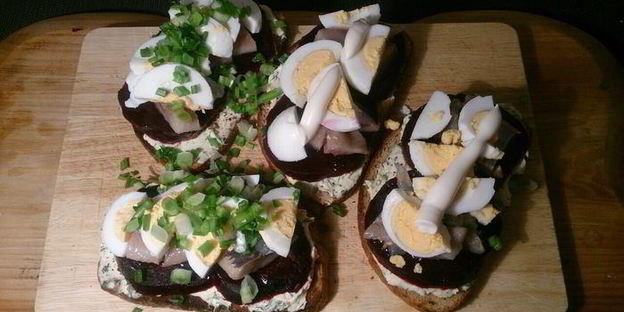 закусочные тосты с сельдью и печеной свеклой