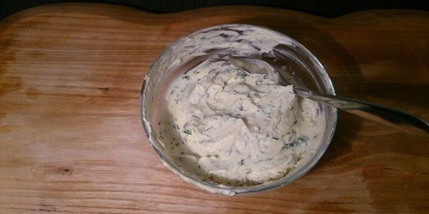 закусочные тосты с сельдью и печеной свеклой