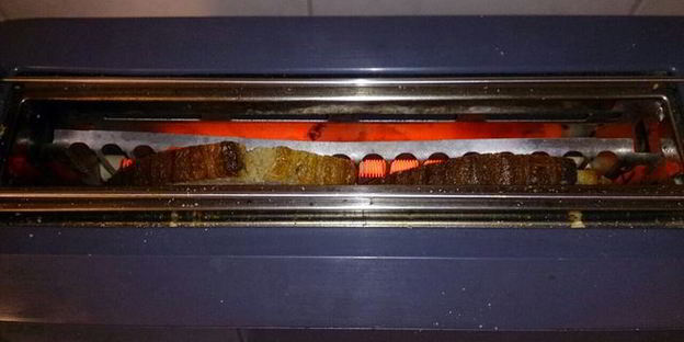 закусочные тосты с сельдью и печеной свеклой