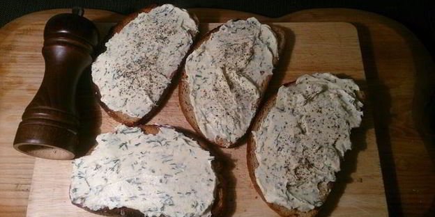 закусочные тосты с сельдью и печеной свеклой