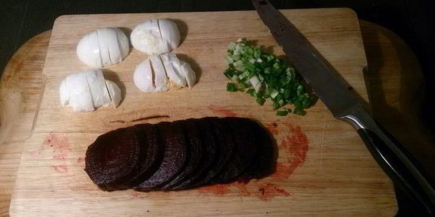 закусочные тосты с сельдью и печеной свеклой