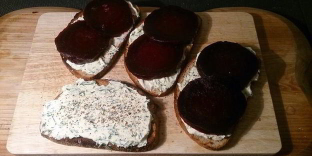 закусочные тосты с сельдью и печеной свеклой