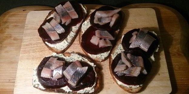 закусочные тосты с сельдью и печеной свеклой