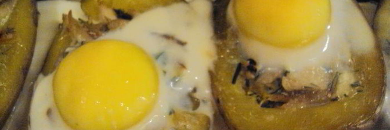 Фаршированный картофель с глазуньей