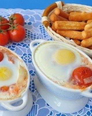 Глазунья с перцем и помидорами пелати