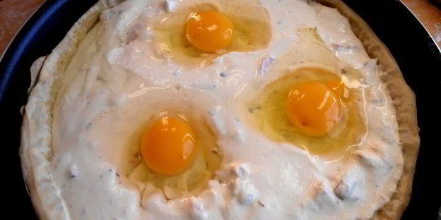 глазунья в съедобной сковородке