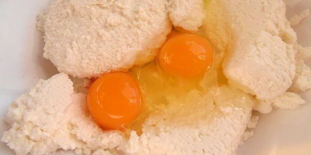 глазунья в съедобной сковородке