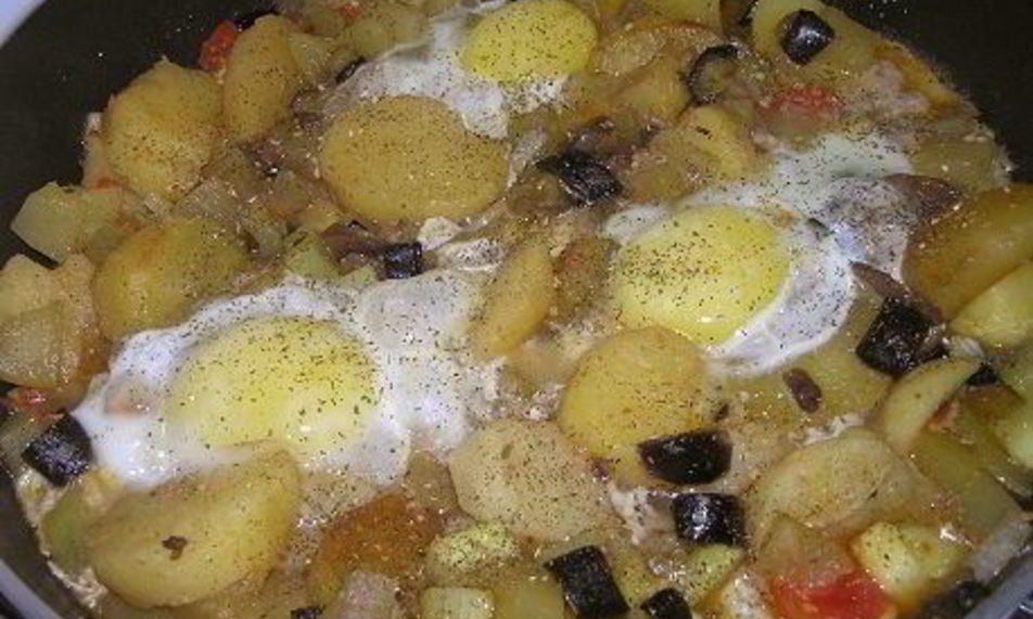 Рецепт картофеля с шампиньонами и яичницей-глазуньей