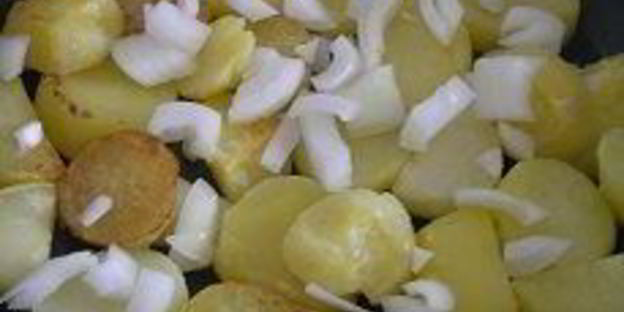 картофель с шампиньонами и яичницей-глазуньей