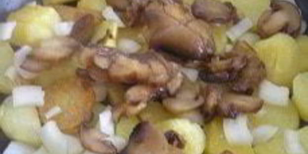 картофель с шампиньонами и яичницей-глазуньей