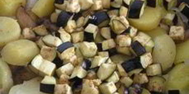 картофель с шампиньонами и яичницей-глазуньей