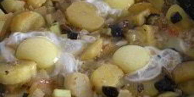 картофель с шампиньонами и яичницей-глазуньей