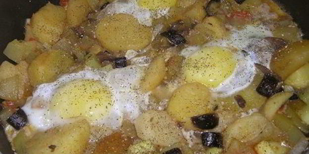 картофель с шампиньонами и яичницей-глазуньей