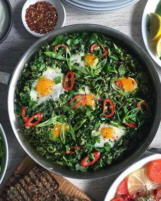 Шакшука с мангольдом зеленью и цукини