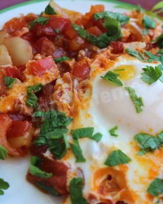 Шакшука яичница с помидорами и луком