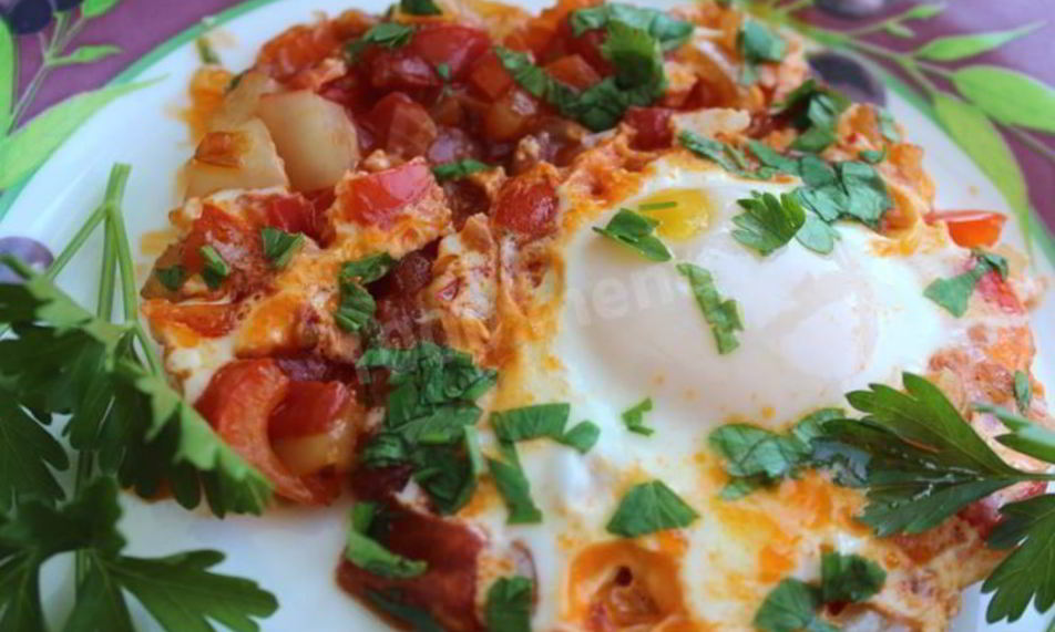 Рецепт шакшуки яичница с помидорами и луком