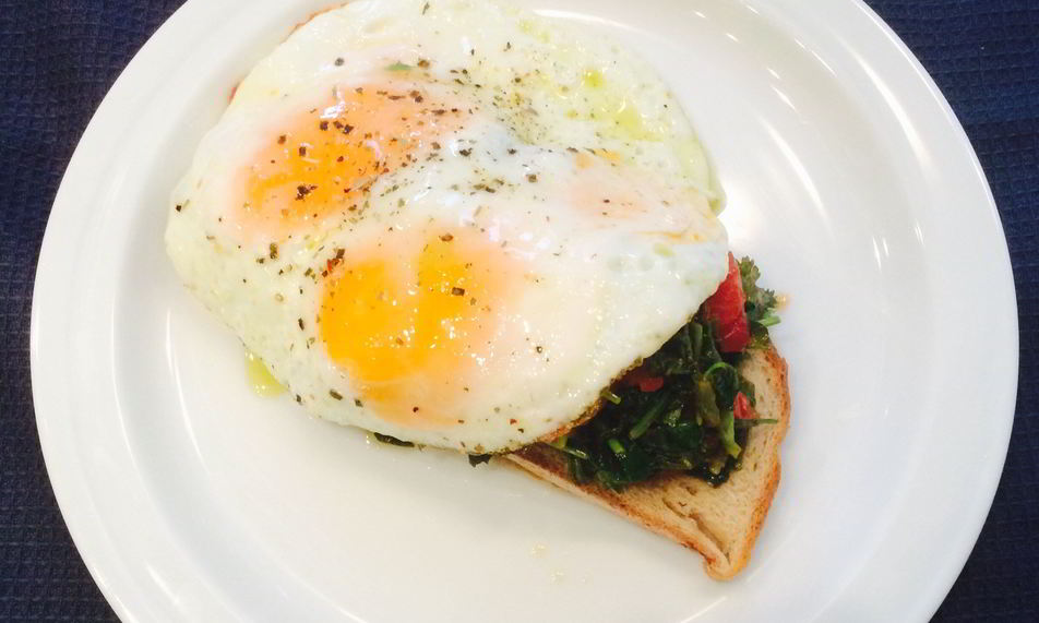 Рецепт утренней яичницы с черемшой