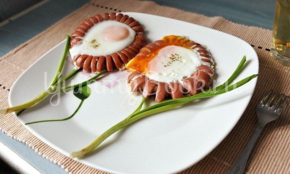 Рецепт весенней яичницы с сосисками