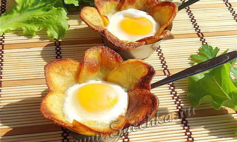 Рецепт вкусной яичницы в картофельных лепестках