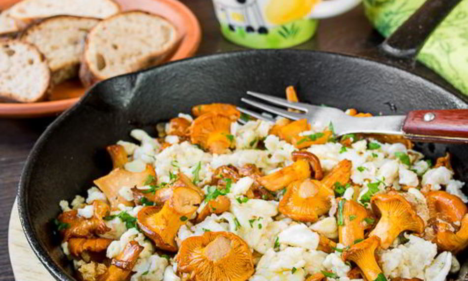 Рецепт яичницы-болтуньи с лисичками и луком