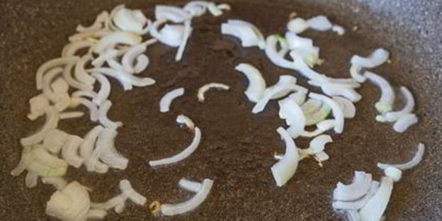 яичница-болтунья с лисичками и луком