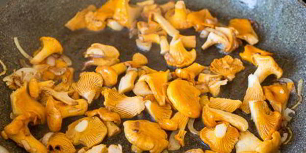 яичница-болтунья с лисичками и луком