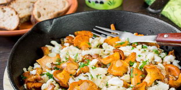 яичница-болтунья с лисичками и луком