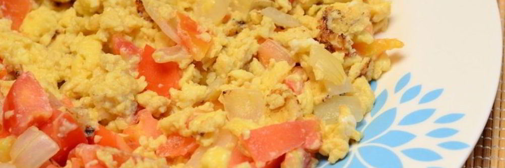 Яичница-болтунья с помидорами