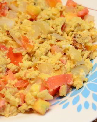 Яичница-болтунья с помидорами