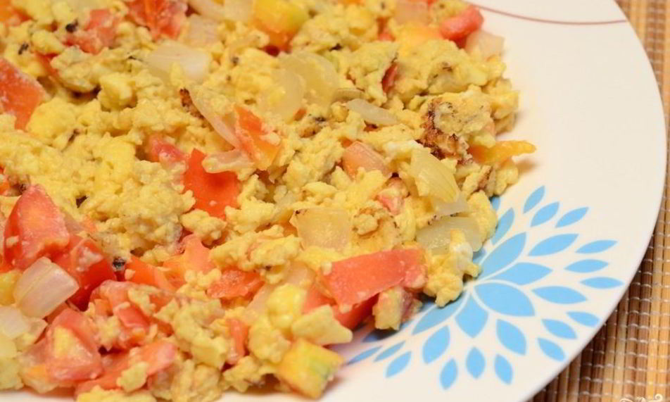 Рецепт яичницы-болтуньи с помидорами
