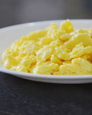 Яичница-болтунья с сыром