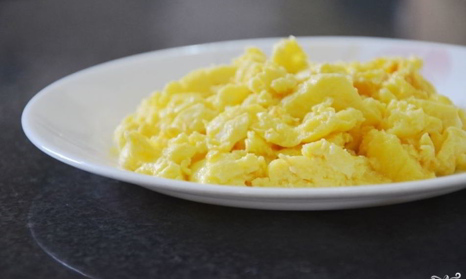 Рецепт яичницы-болтуньи с сыром