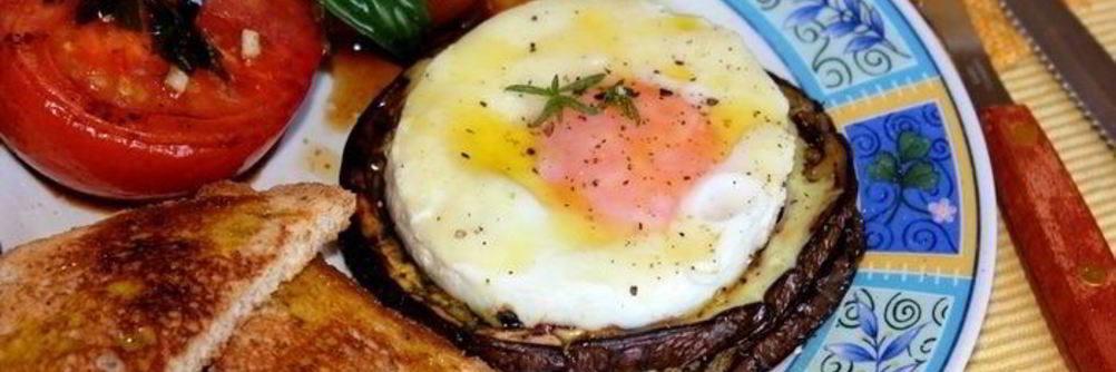 Яичница-глазунья на баклажанах