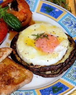 Яичница-глазунья на баклажанах