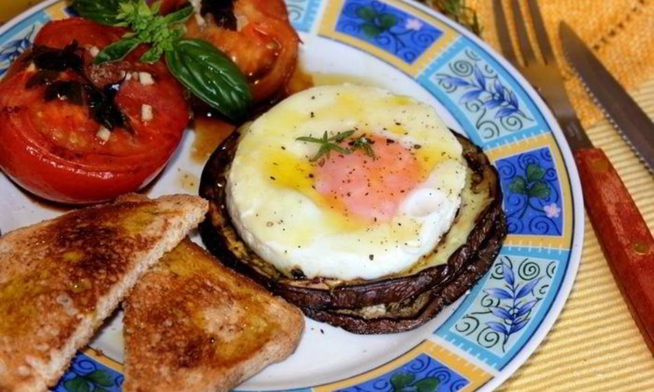 Рецепт яичницы-глазуньи на баклажанах
