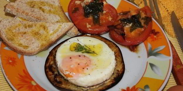 яичница-глазунья на баклажанах