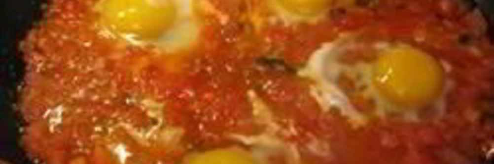 Яичница-глазунья с помидорами