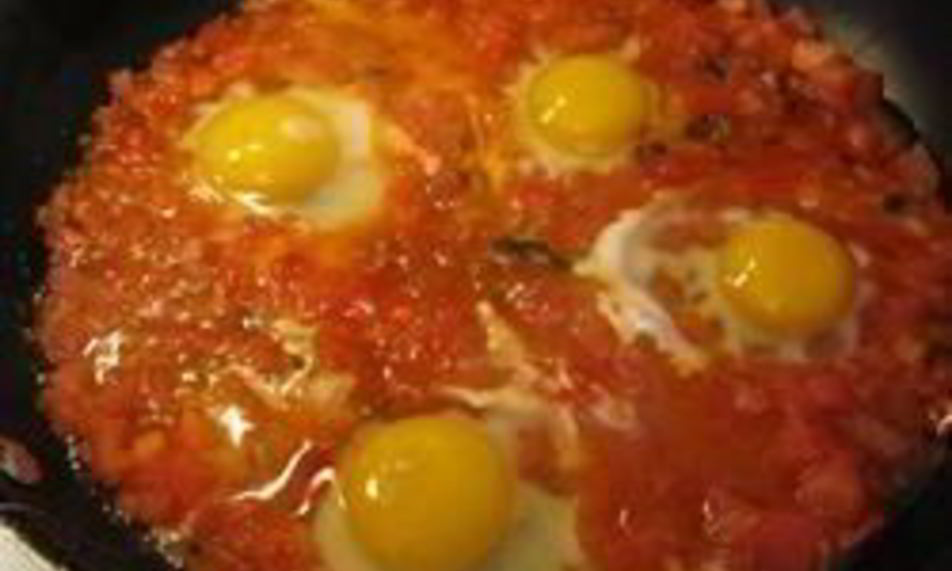 Рецепт яичницы-глазуньи с помидорами