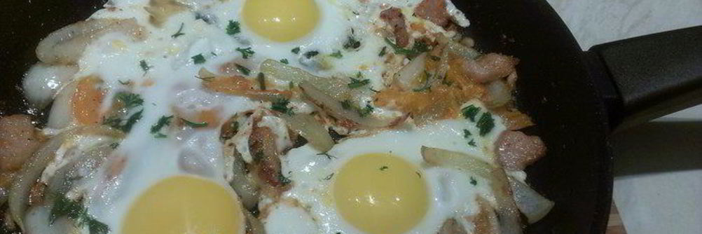 Яичница на сале с помидорами