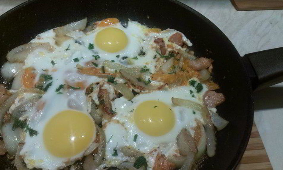 Рецепт яичницы на сале с помидорами