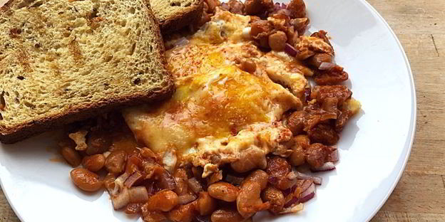 яичница с фасолью