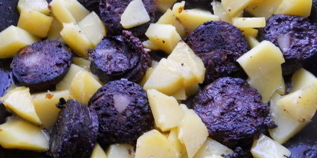 яичница с картофелем и кровяной колбасой