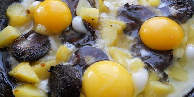 яичница с картофелем и кровяной колбасой