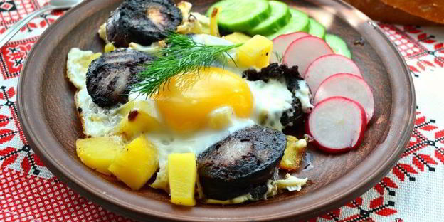 яичница с картофелем и кровяной колбасой