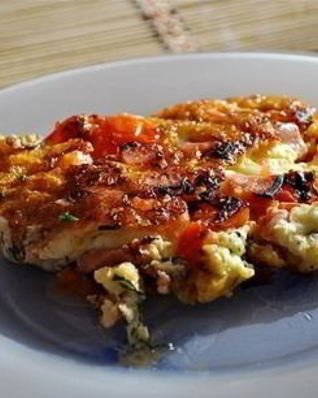 Яичница с колбасой, помидорами и сыром