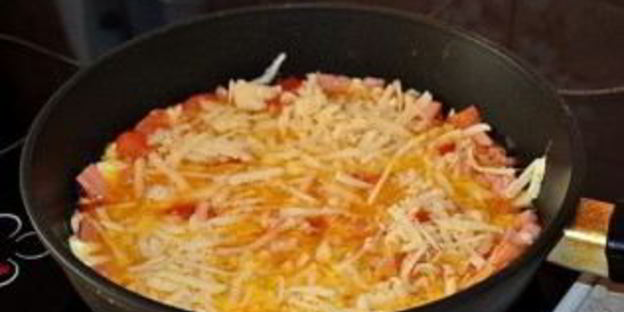 яичница с колбасой, помидорами и сыром