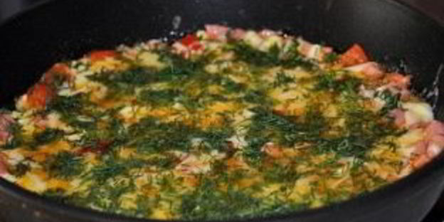 яичница с колбасой, помидорами и сыром