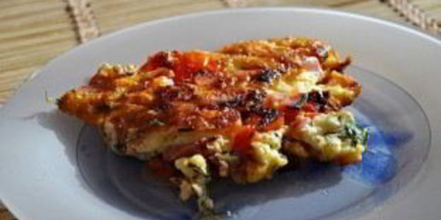 яичница с колбасой, помидорами и сыром