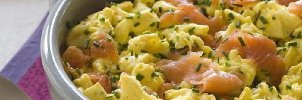 Яичница с копченым лососем