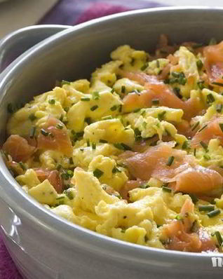 Яичница с копченым лососем